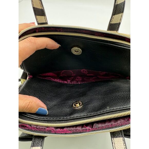 Betsey Johnson Heart Crossbody - Picture 7 of 8